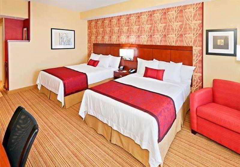 Отель Courtyard By Marriott Tulsa Woodland Hills Экстерьер фото