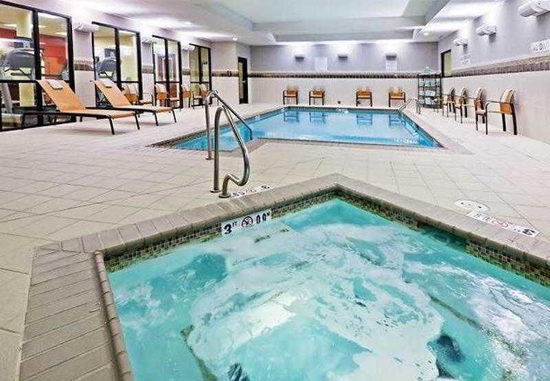 Отель Courtyard By Marriott Tulsa Woodland Hills Экстерьер фото