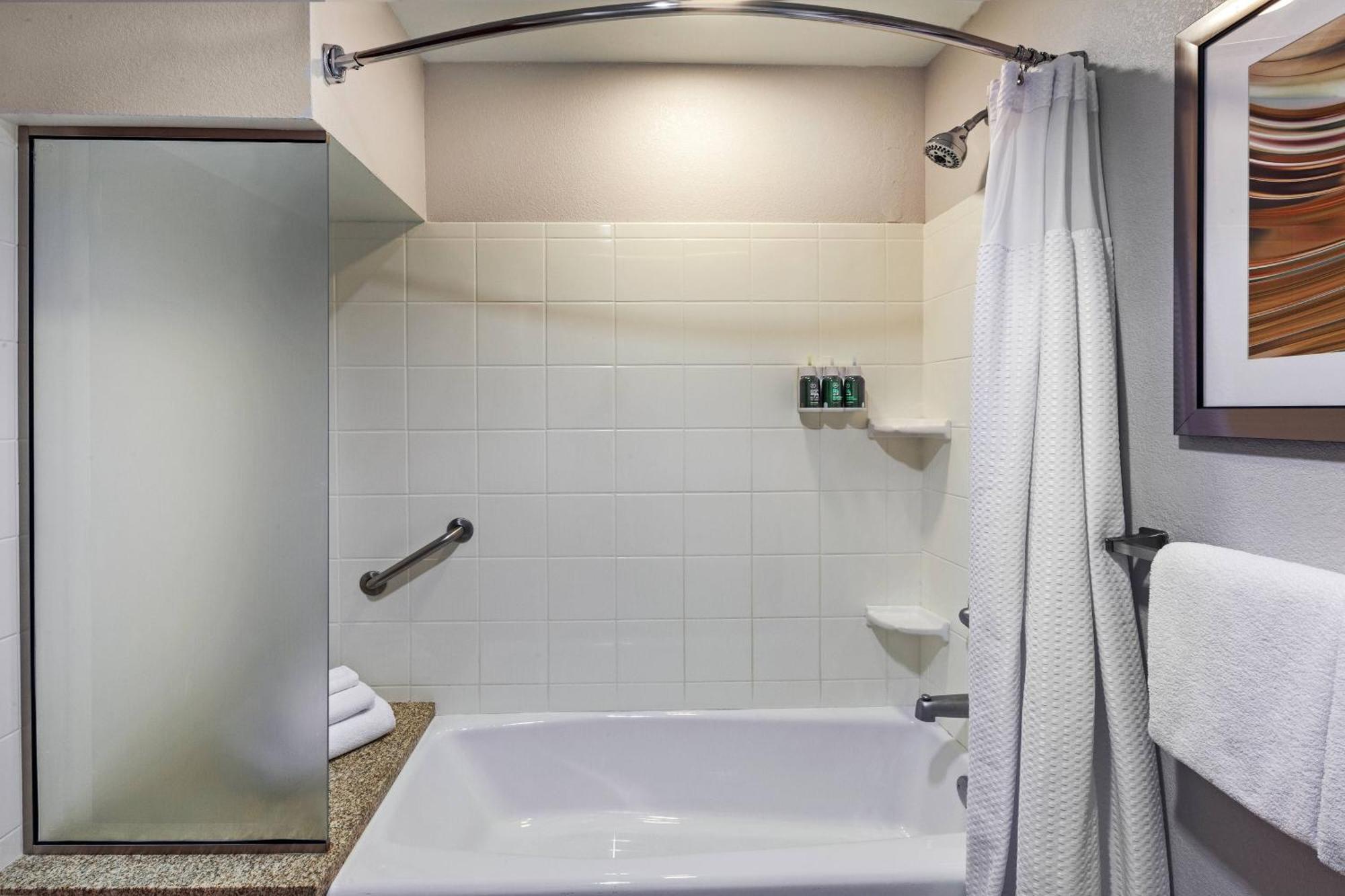 Отель Courtyard By Marriott Tulsa Woodland Hills Экстерьер фото