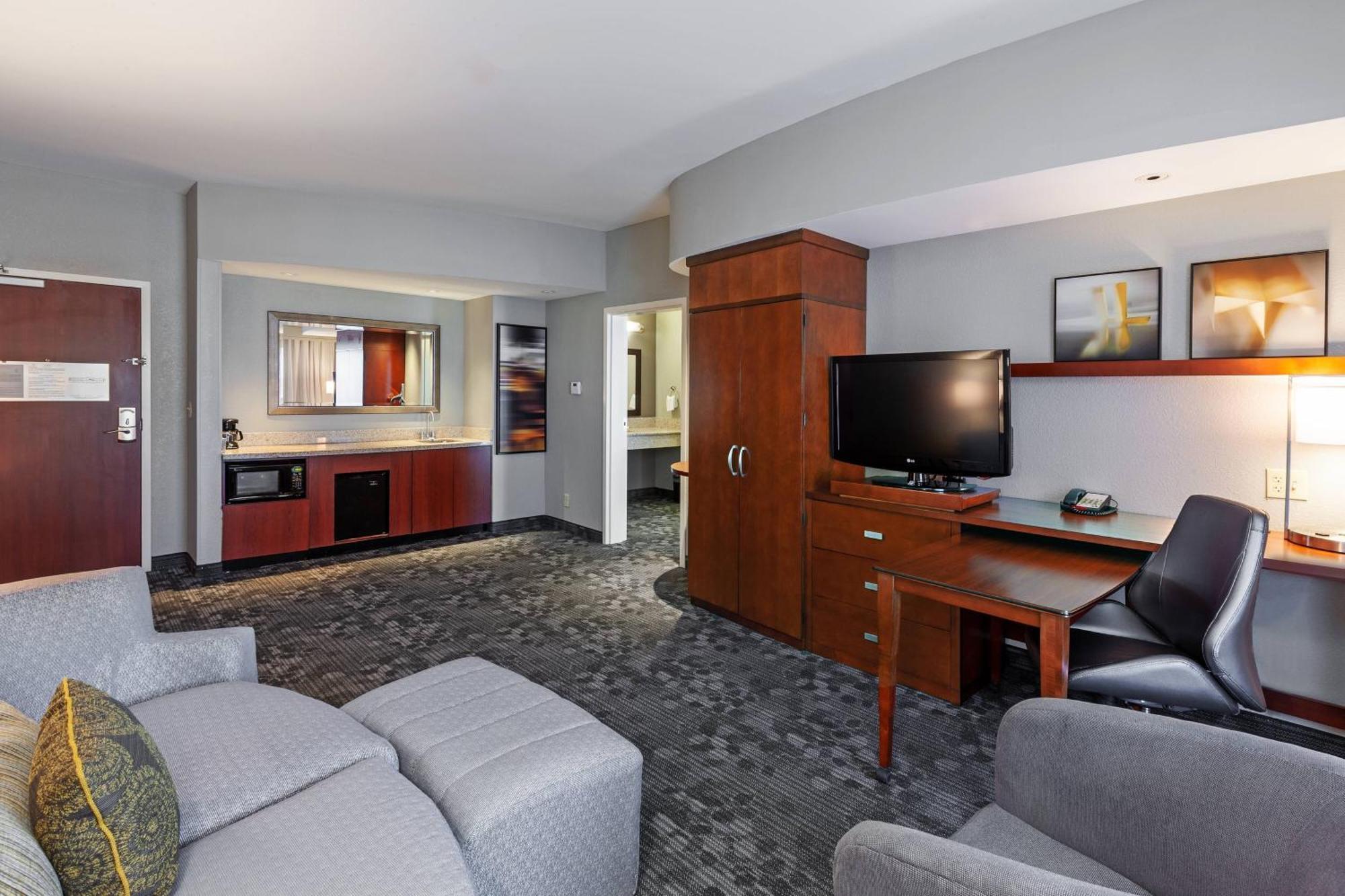 Отель Courtyard By Marriott Tulsa Woodland Hills Экстерьер фото
