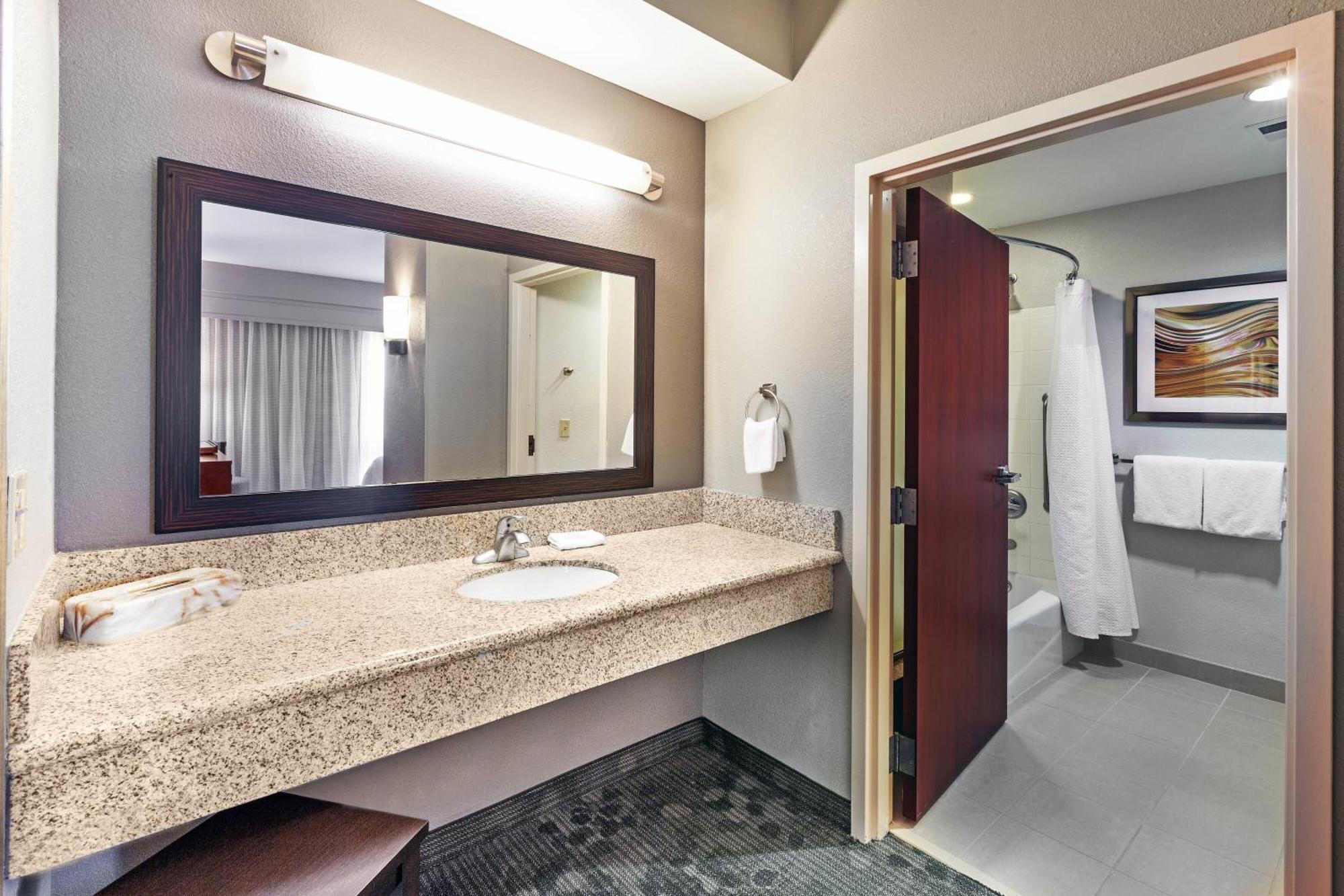 Отель Courtyard By Marriott Tulsa Woodland Hills Экстерьер фото