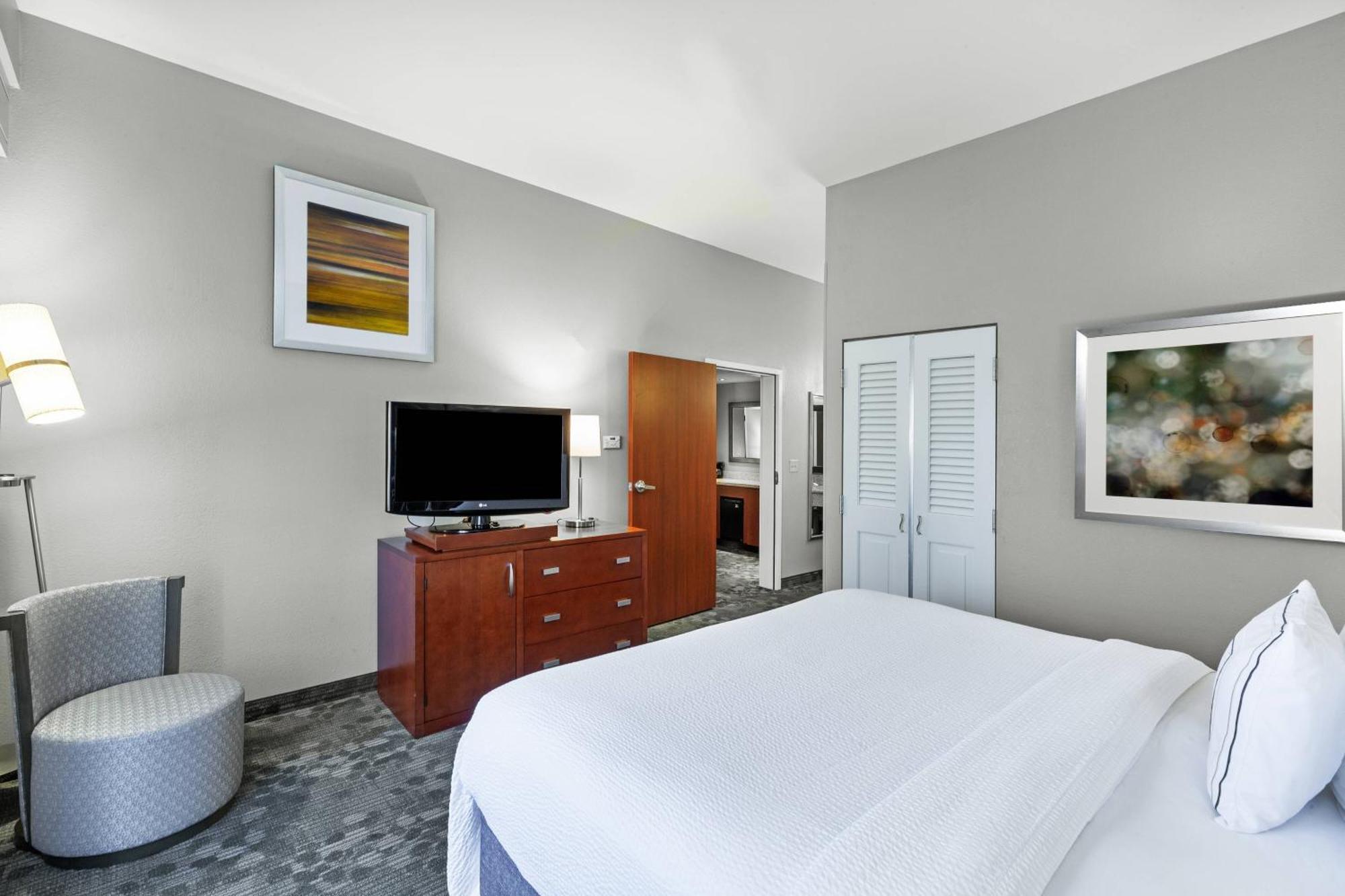 Отель Courtyard By Marriott Tulsa Woodland Hills Экстерьер фото