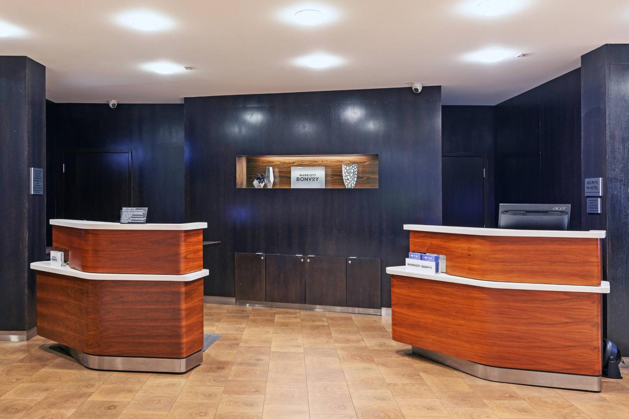 Отель Courtyard By Marriott Tulsa Woodland Hills Экстерьер фото