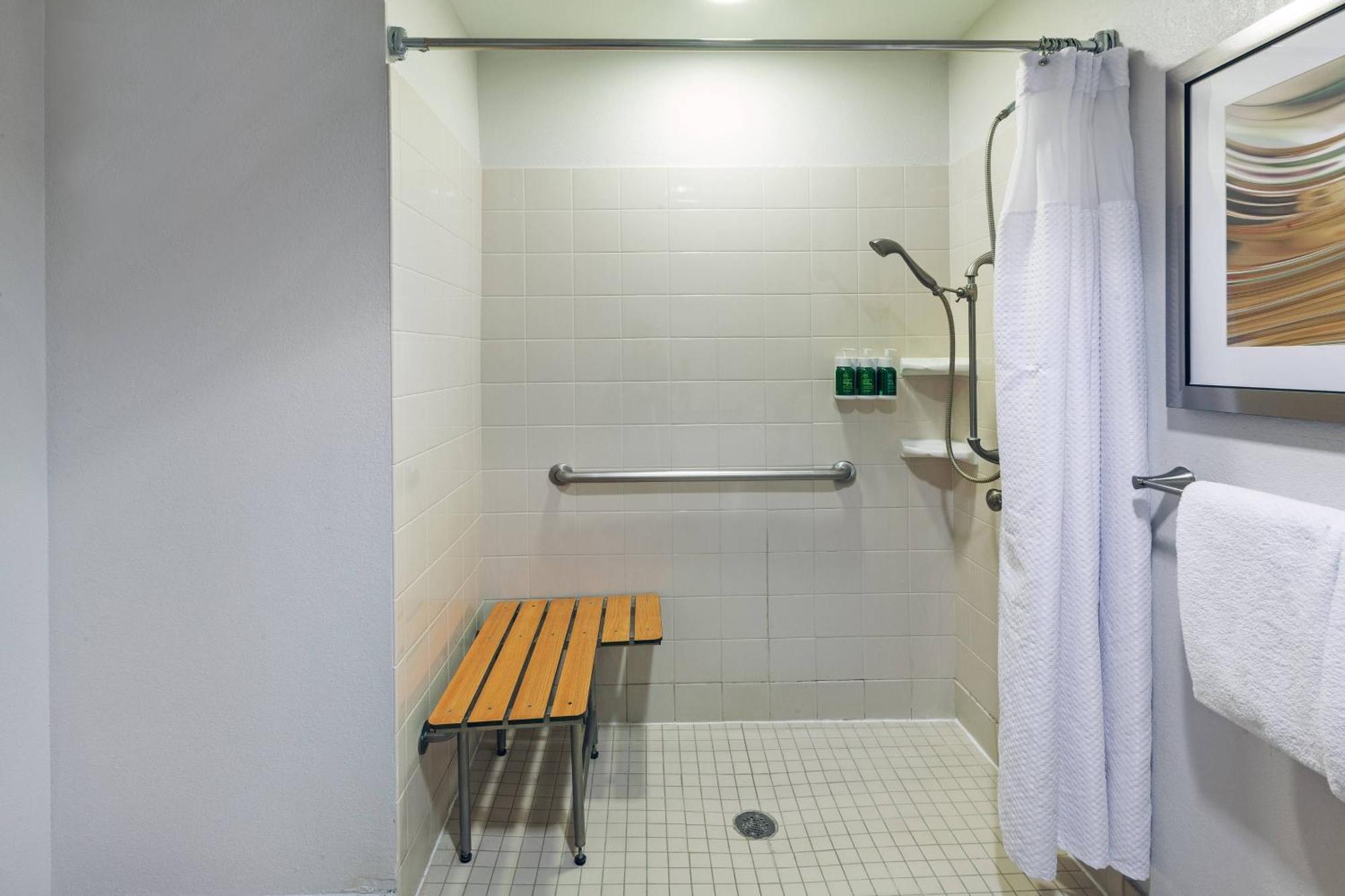 Отель Courtyard By Marriott Tulsa Woodland Hills Экстерьер фото
