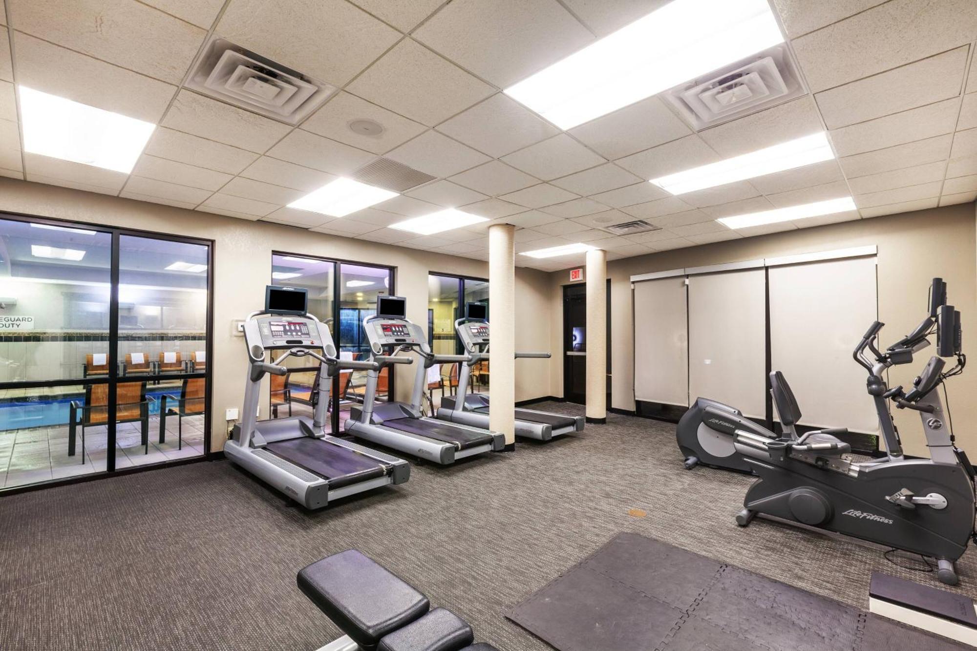 Отель Courtyard By Marriott Tulsa Woodland Hills Экстерьер фото