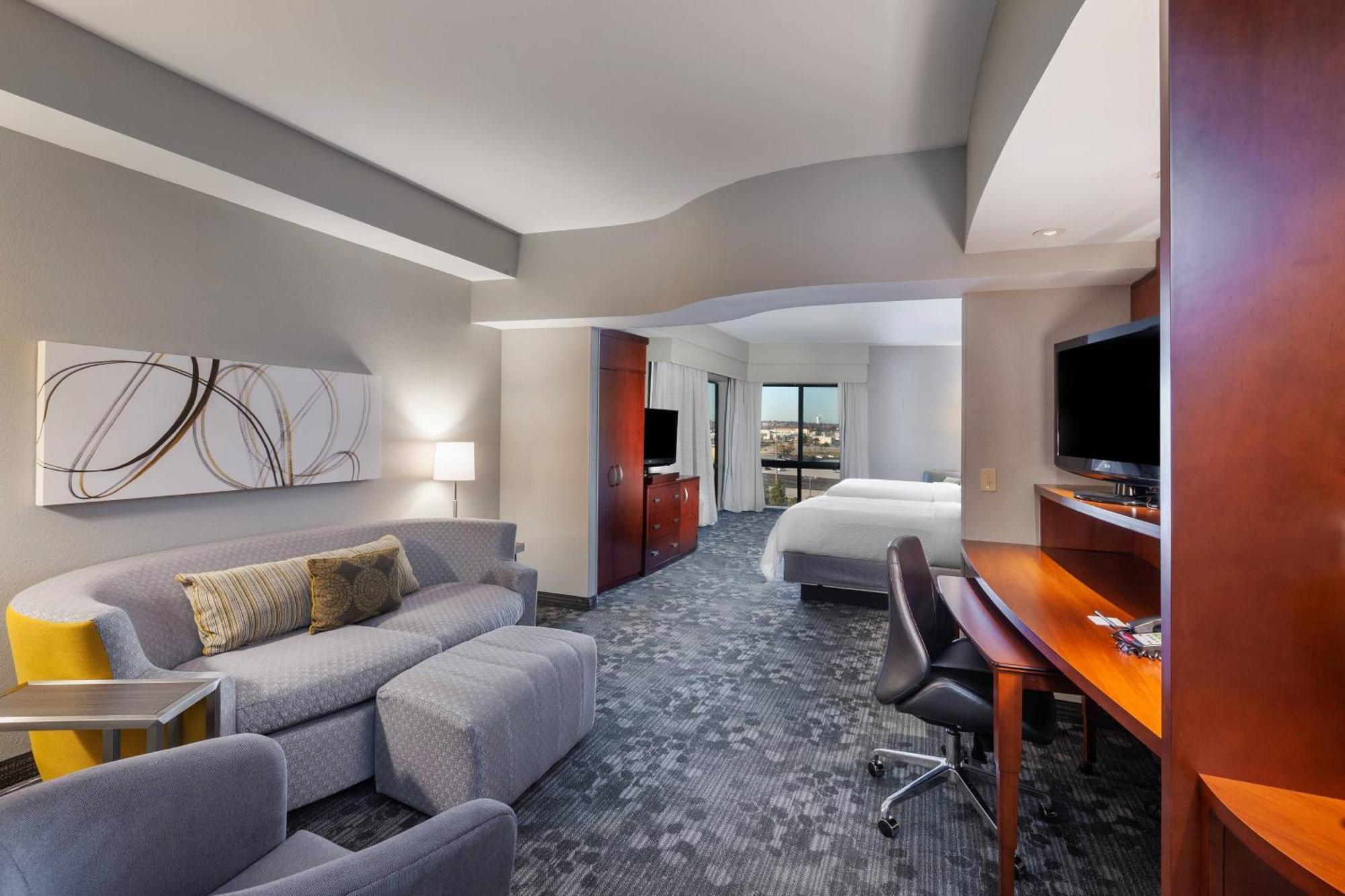 Отель Courtyard By Marriott Tulsa Woodland Hills Экстерьер фото