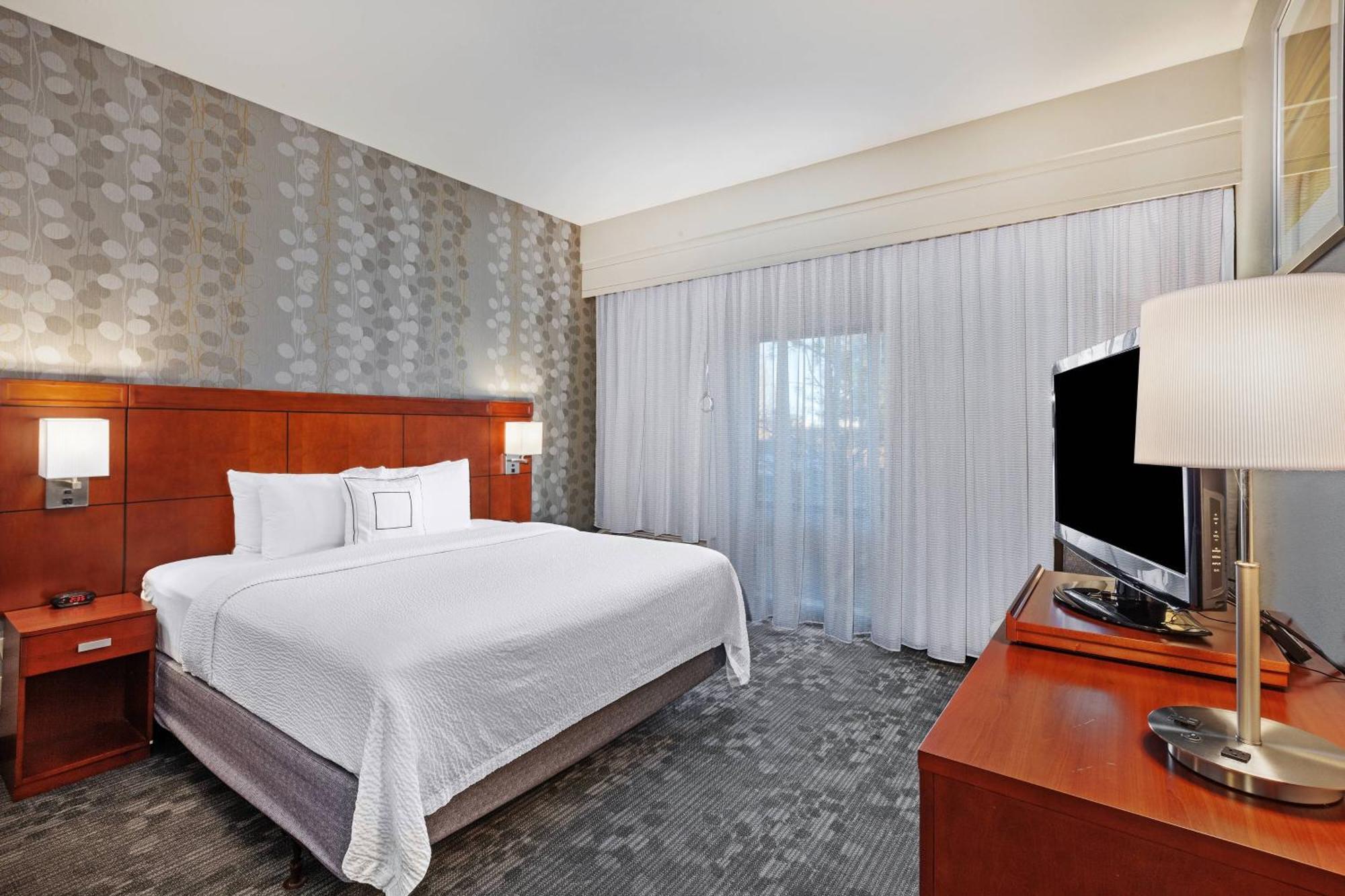 Отель Courtyard By Marriott Tulsa Woodland Hills Экстерьер фото