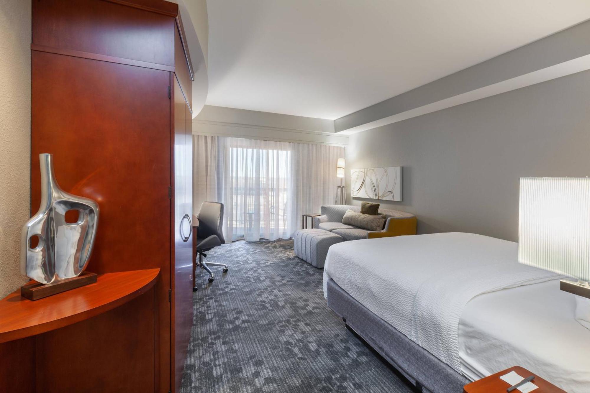 Отель Courtyard By Marriott Tulsa Woodland Hills Экстерьер фото