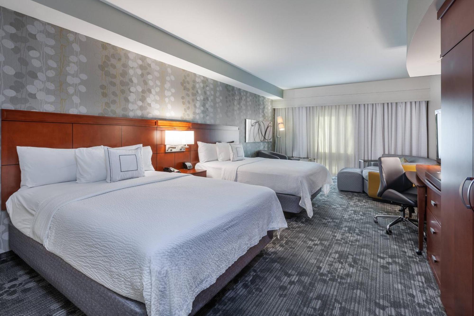 Отель Courtyard By Marriott Tulsa Woodland Hills Экстерьер фото
