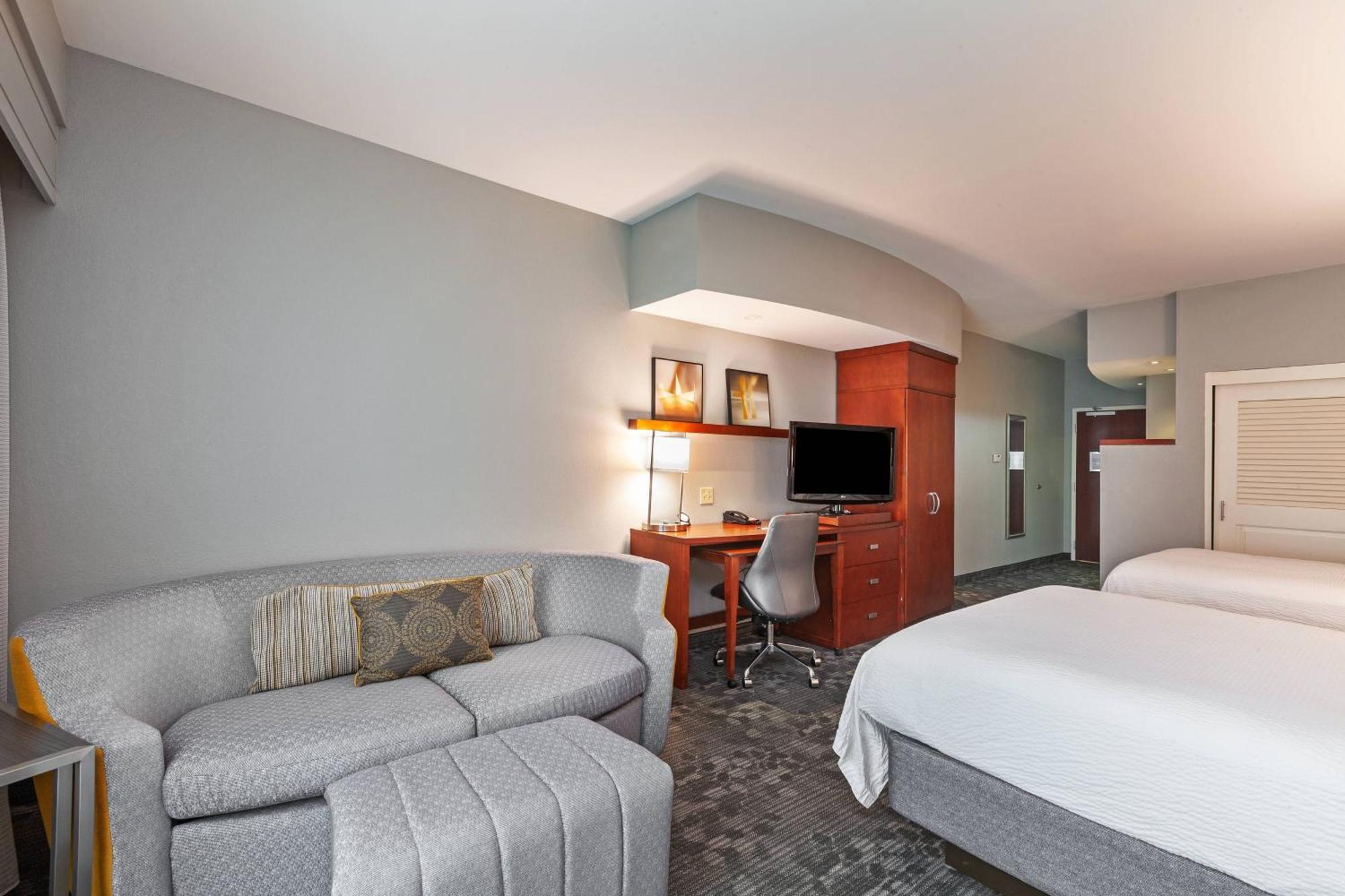Отель Courtyard By Marriott Tulsa Woodland Hills Экстерьер фото