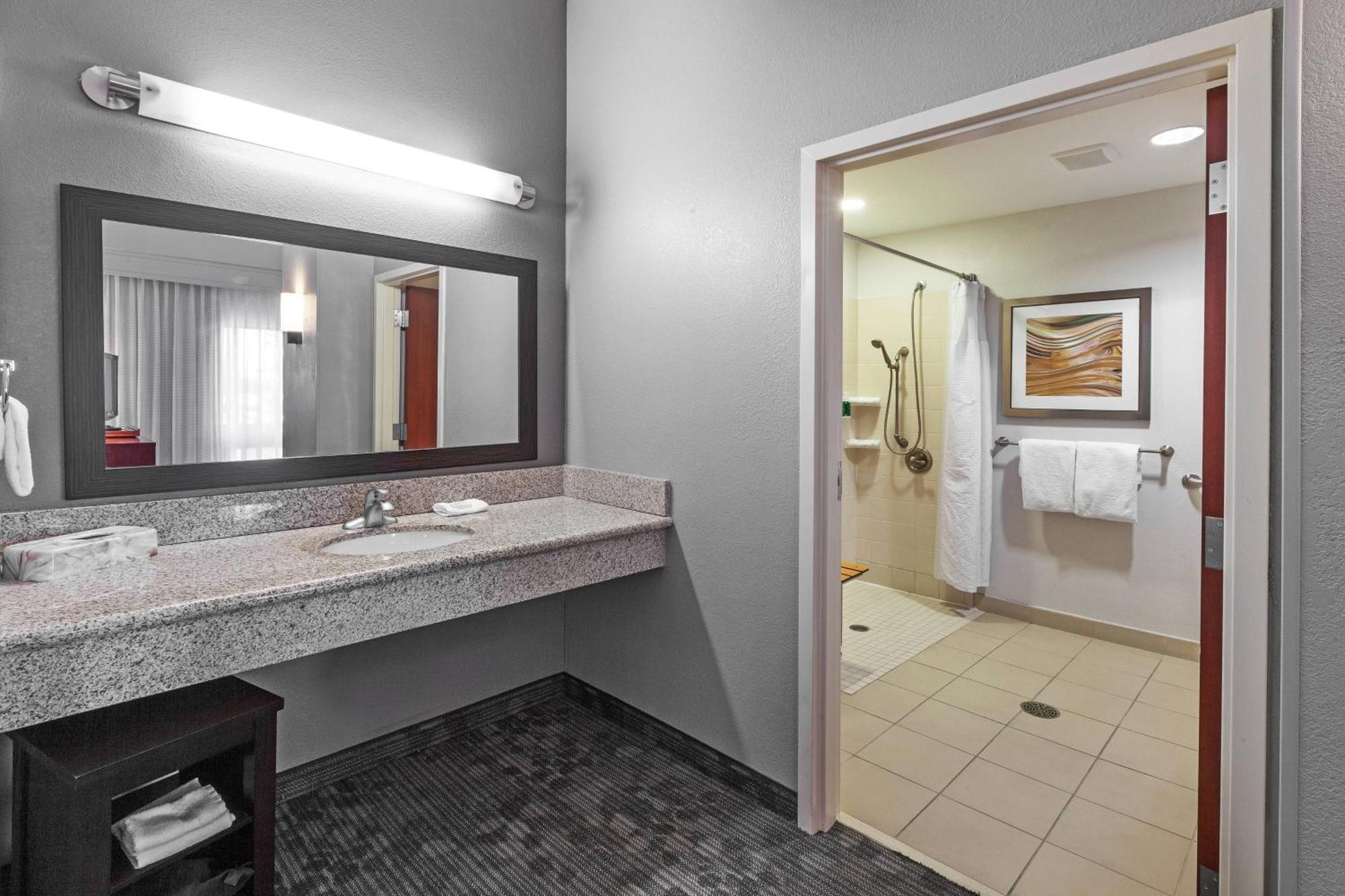 Отель Courtyard By Marriott Tulsa Woodland Hills Экстерьер фото