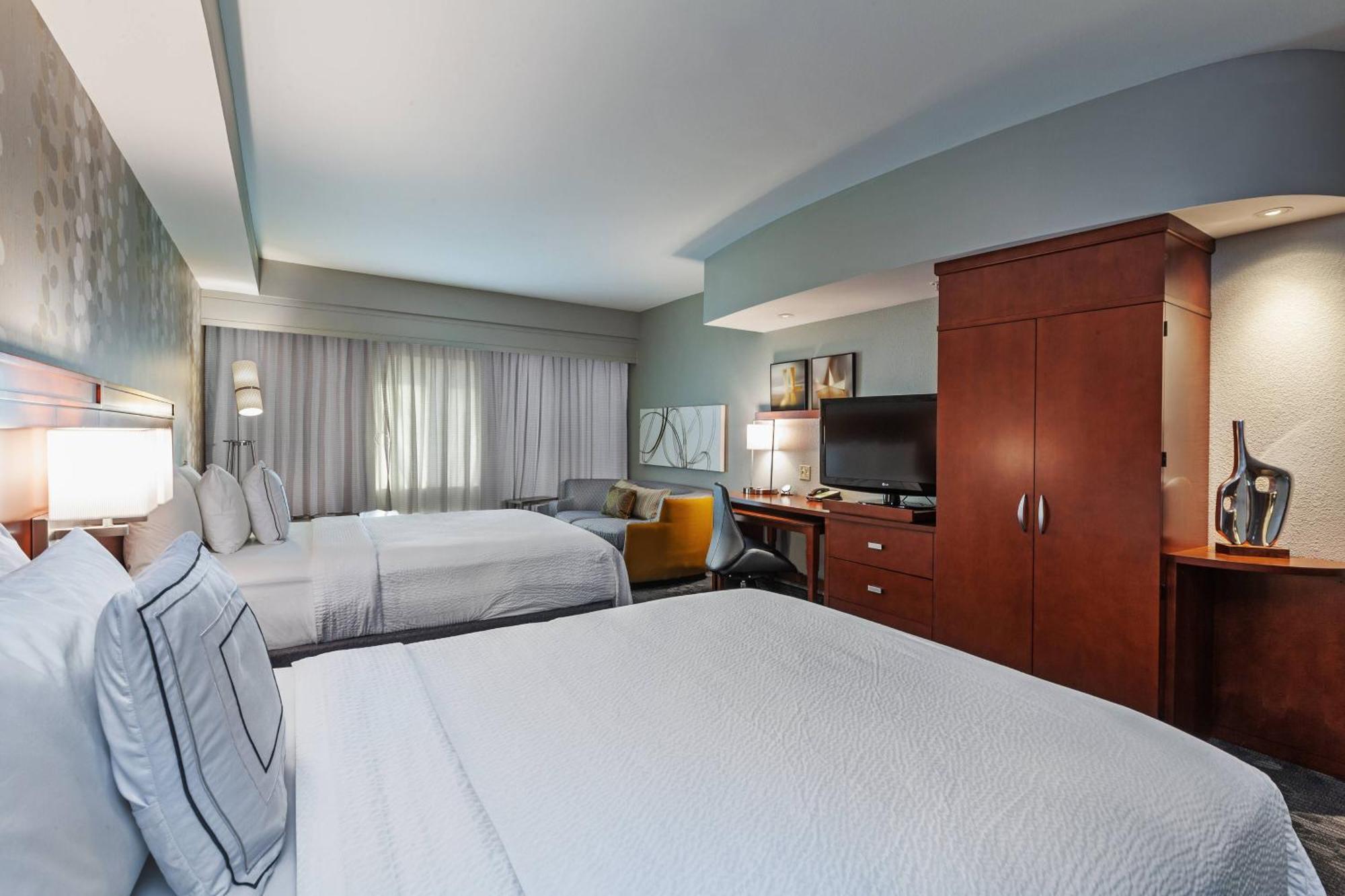 Отель Courtyard By Marriott Tulsa Woodland Hills Экстерьер фото