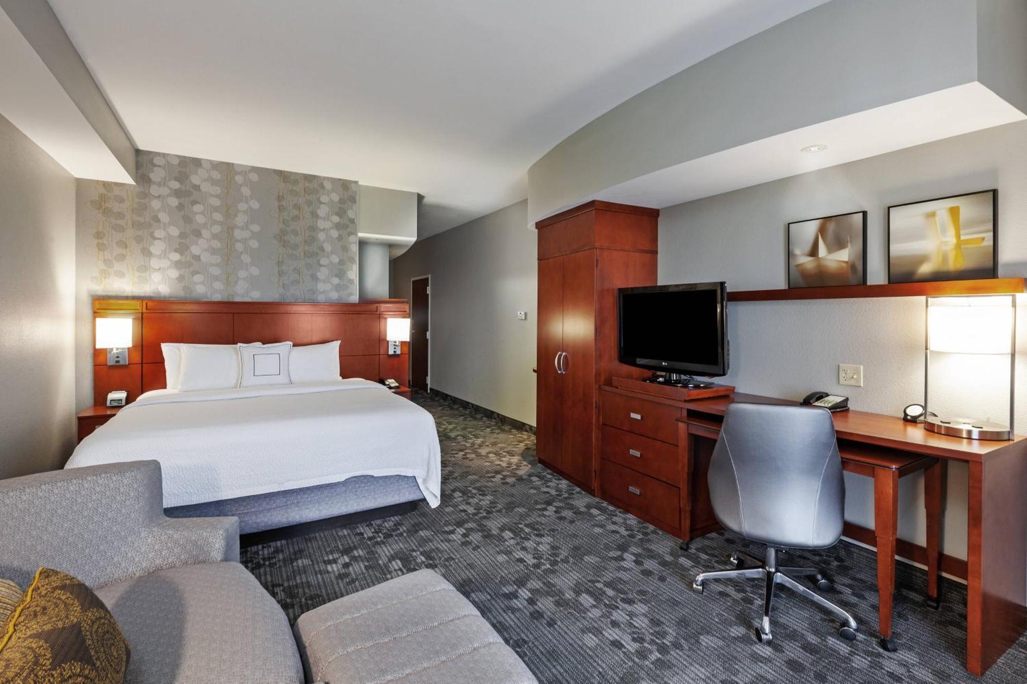 Отель Courtyard By Marriott Tulsa Woodland Hills Экстерьер фото