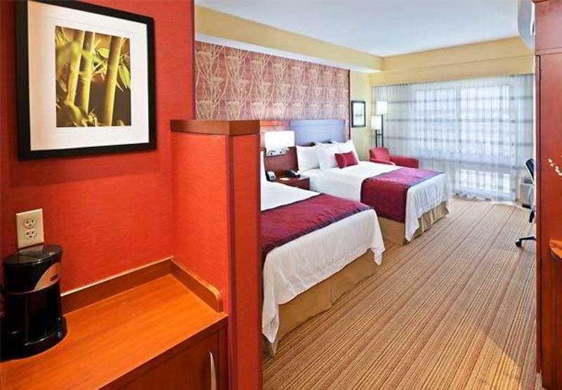 Отель Courtyard By Marriott Tulsa Woodland Hills Экстерьер фото