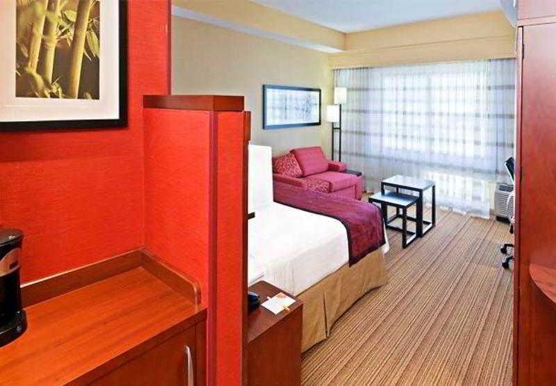 Отель Courtyard By Marriott Tulsa Woodland Hills Экстерьер фото