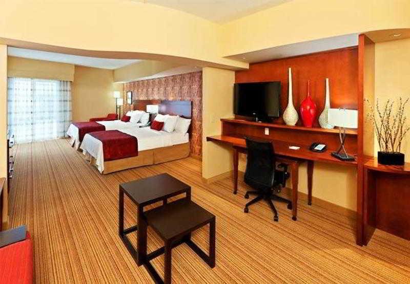 Отель Courtyard By Marriott Tulsa Woodland Hills Экстерьер фото